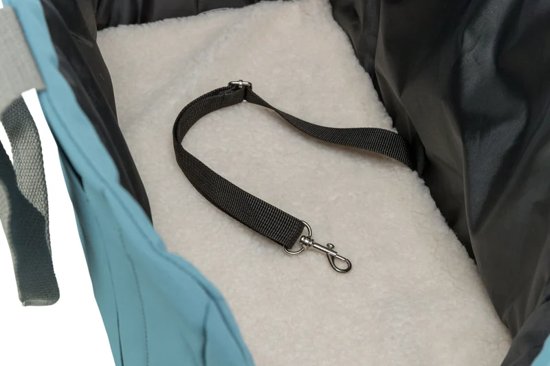 Hellblaue Hundetragetasche Elias mit Druckknopf-Verschluss und Teddyplüsch