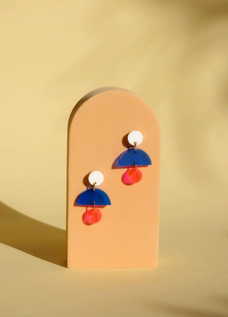 French Ohrringe mit Edelstahl Steckern in Weiß/Blau/Neonpink