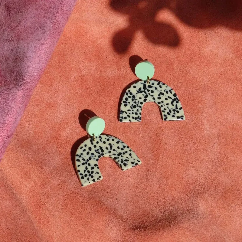 Greige Dots Bogen Statement Ohrringe