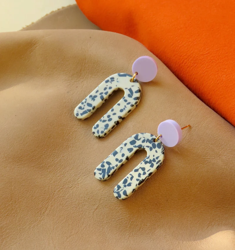 Slim Greige Dots Bogen Statement Ohrringe