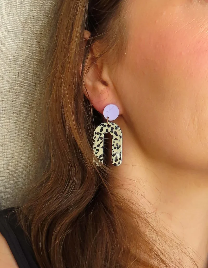 Slim Greige Dots Bogen Statement Ohrringe