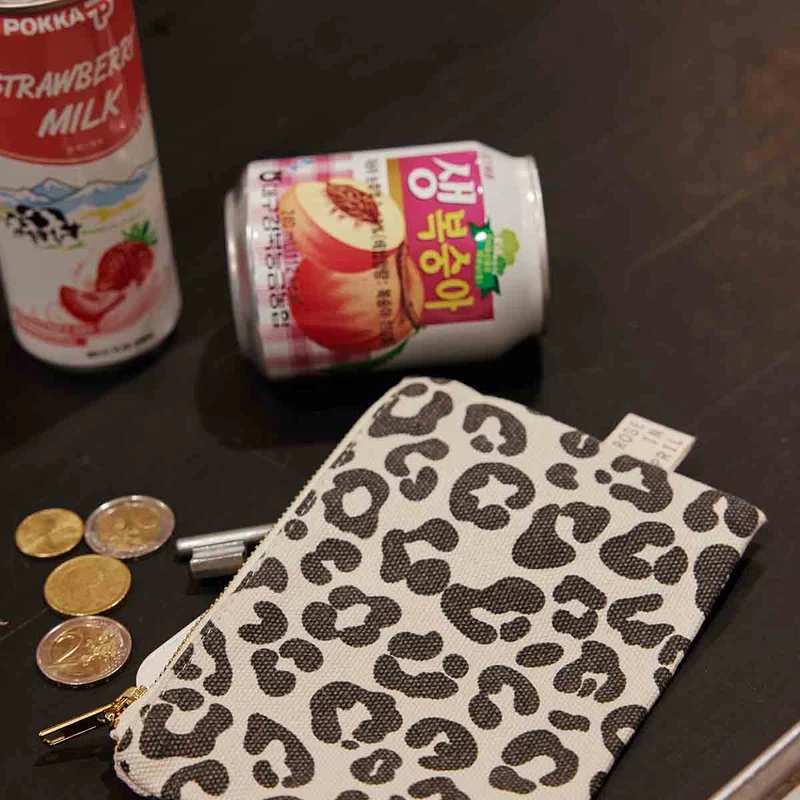Pouch MARIE mit Leoprint in Weiß