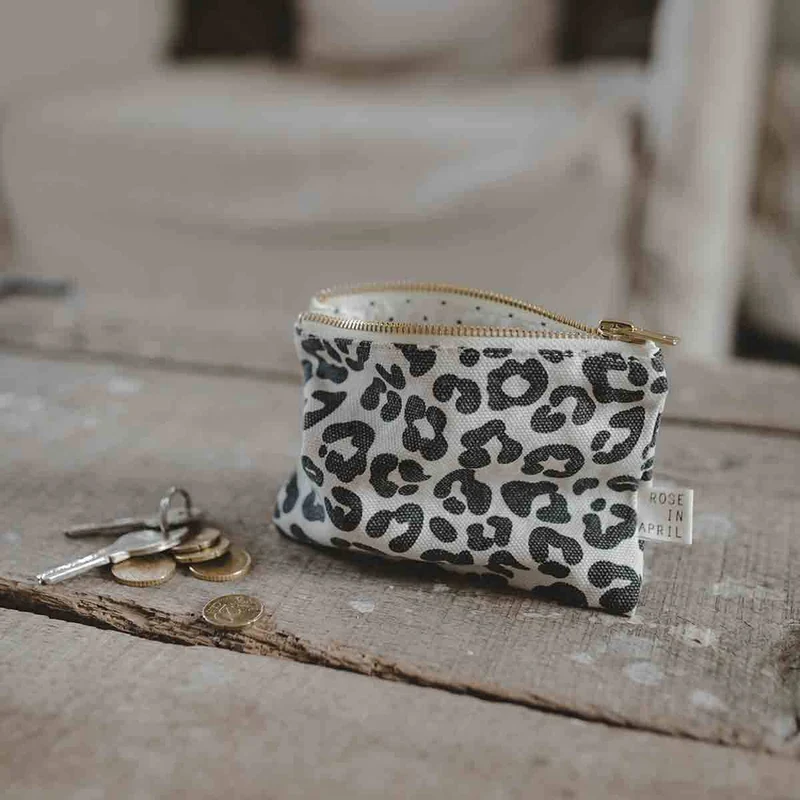 Pouch MARIE mit Leoprint in Weiß