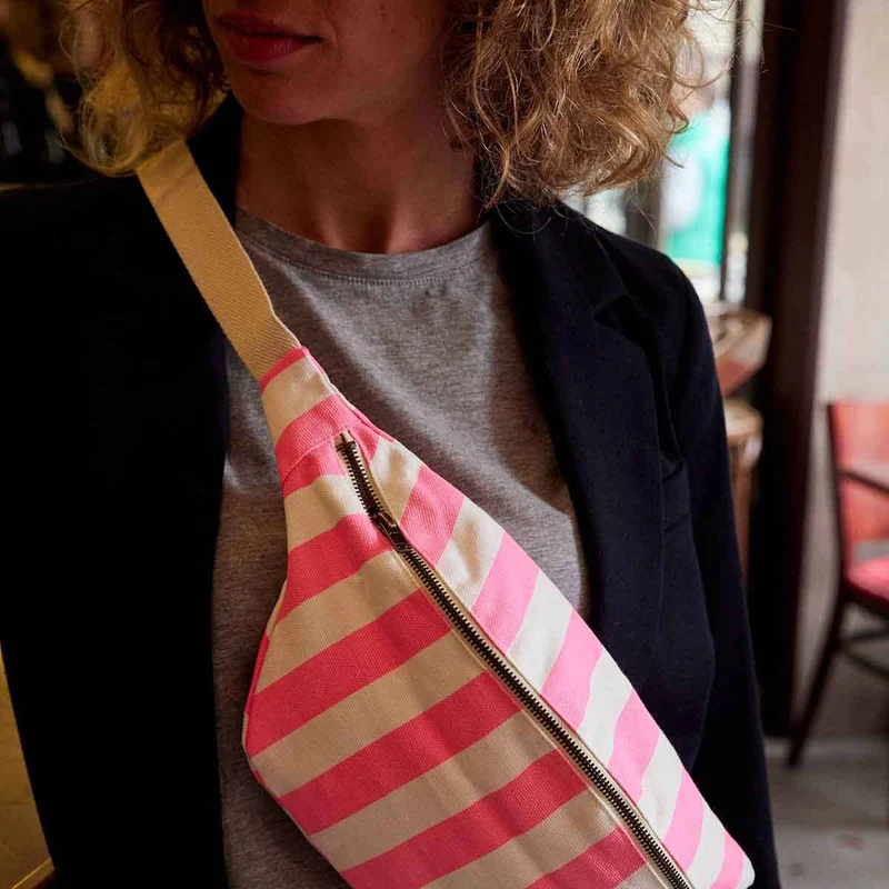 NEONPINKE GESTREIFTE GÜRTELTASCHE