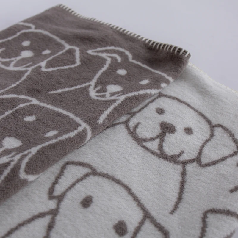 Hundedecke Dogs von Caruso - weich & flauschig - Global Recycled Standard zertifiziert
