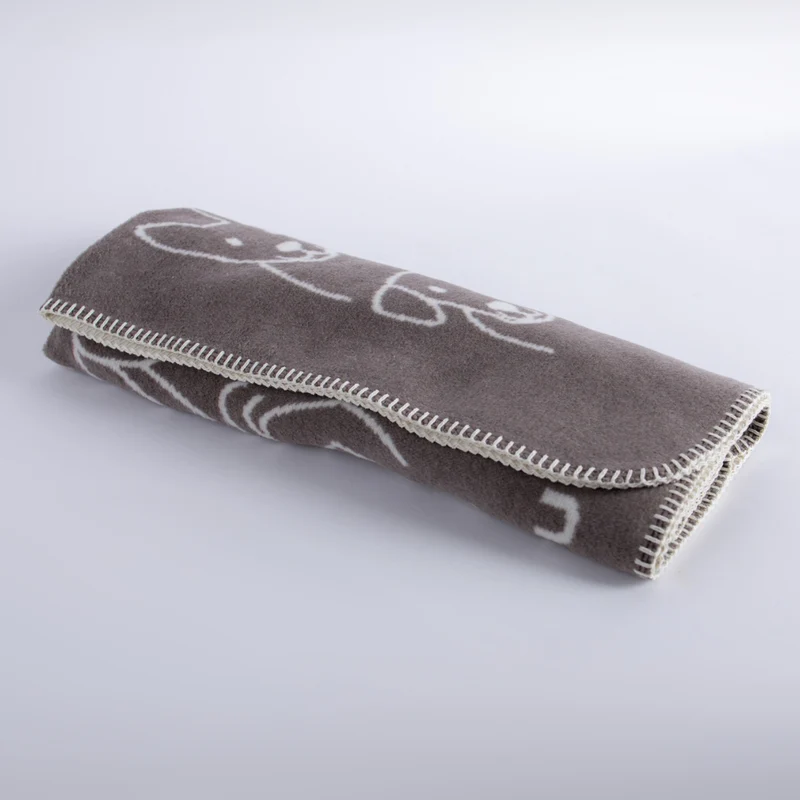 Hundedecke Dogs von Caruso - weich & flauschig - Global Recycled Standard zertifiziert