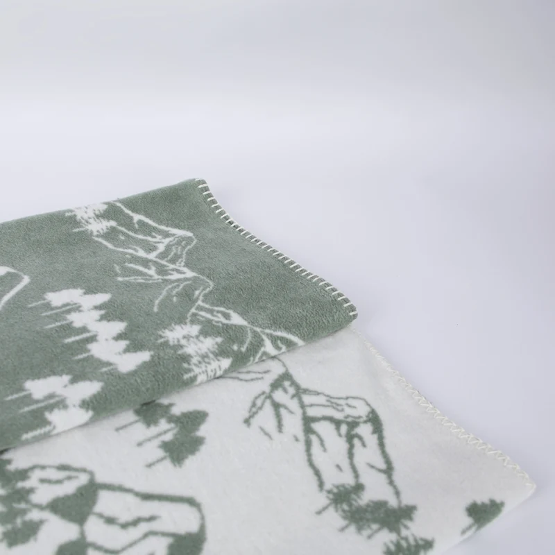 Hundedecke Forrest von Caruso - weich & flauschig - Global Recycled Standard zertifiziert