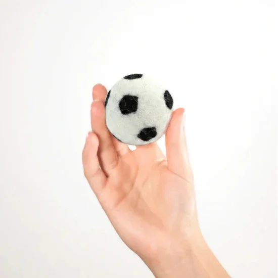 Fußball für Hunde | Hundespielzeug | 100% schadstoffgeprüft & Schafwolle | Zahnpflegend & schwimmfähig