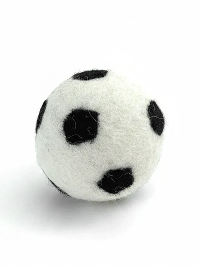 BUDDY. Hundespielzeug aus Schafwolle "Fussball"