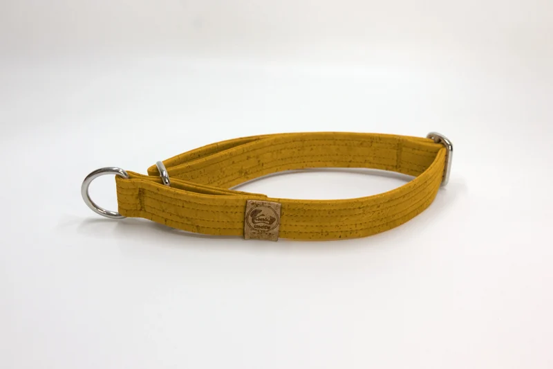Zugstopp Halsband | Korkleder | Umweltfreundlich | Robust & Vegan | Senfgelb | Beschläge wählbar