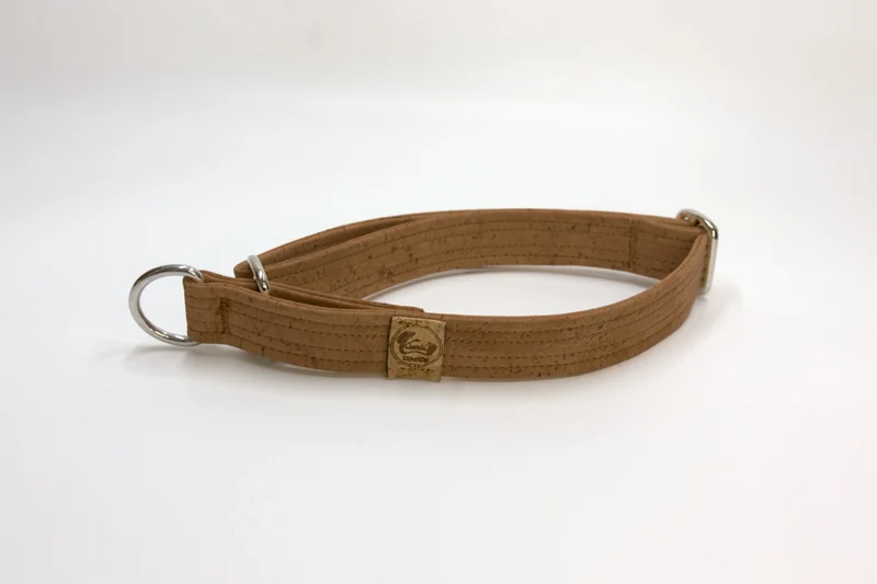 Zugstopp Halsband | Korkleder | Umweltfreundlich | Robust & Vegan | Tabak | Beschläge wählbar