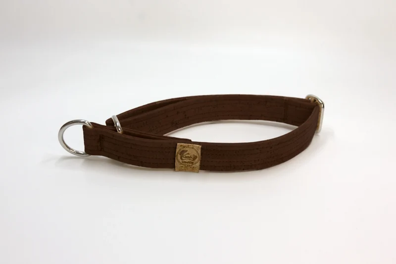 Zugstopp Halsband | Korkleder | Umweltfreundlich | Robust & Vegan | Braun | Beschläge wählbar