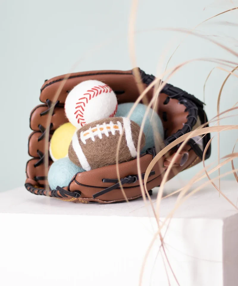 BUDDY. Hundespielzeug aus Schafwolle "Baseball"