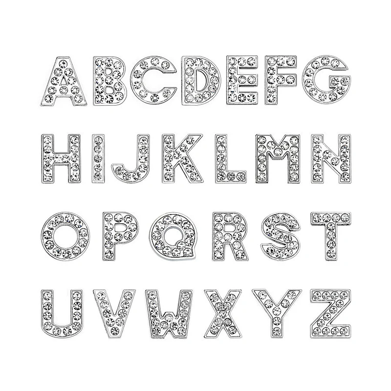 Hundehalstuch mit Namen und Hundehalsband aus echtem Leder. Besetzt mit glitzer Strass-Buchstaben