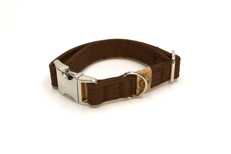 Hundehalsband mit Klickverschluss | Korkleder | Umweltfreundlich | Robust & Vegan | Braun/Silber