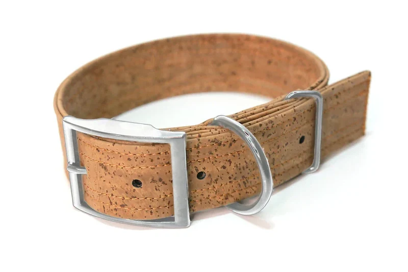 Hundehalsband mit Dornschnalle | Korkleder | Umweltfreundlich | Robust & Vegan | Tabak/Silber