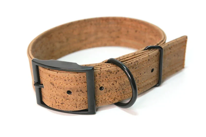 Hundehalsband mit Dornschnalle | Korkleder | Umweltfreundlich | Robust & Vegan | Tabak/Schwarz