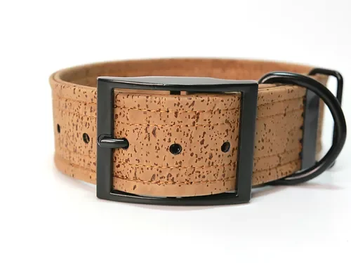 Hundehalsband mit Dornschnalle | Korkleder | Umweltfreundlich | Robust & Vegan | Tabak/Schwarz