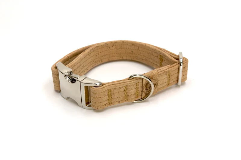 Hundehalsband mit Klickverschluss | Korkleder | Umweltfreundlich | Robust & Vegan | Natur/Silber
