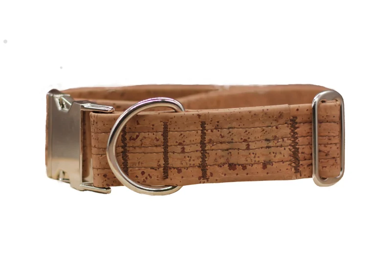 Hundehalsband mit Klickverschluss | Korkleder | Umweltfreundlich | Robust & Vegan | Tabak/Silber