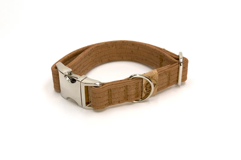 Hundehalsband mit Klickverschluss | Korkleder | Umweltfreundlich | Robust & Vegan | Tabak/Silber