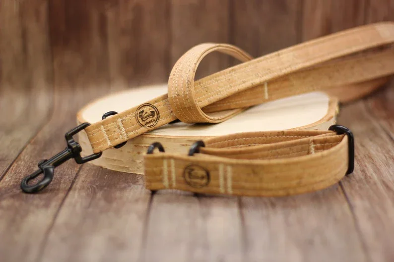 Hundehalsband mit Klickverschluss | Korkleder | Umweltfreundlich | Robust & Vegan | Natur/Schwarz