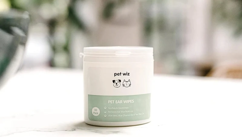 Toalhetes para os ouvidos de cães e gatos. Limpam, acalmam e desodorizam com ingredientes ativos naturais, aloé vera, hamamelis, óleo da árvore do chá e extrato de camomila azul