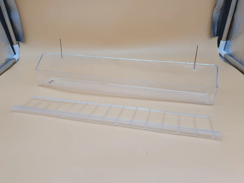 Langer Futtertrog mit transparenten Haken