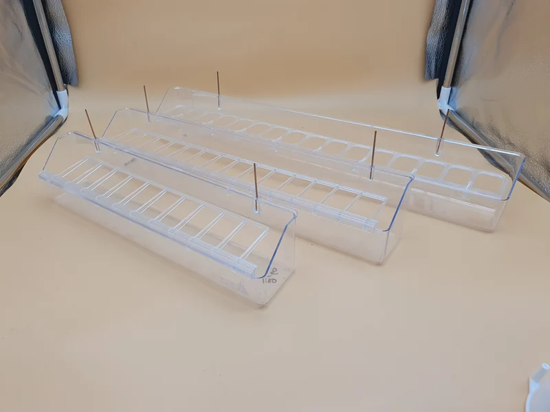 Langer Futtertrog mit transparenten Haken