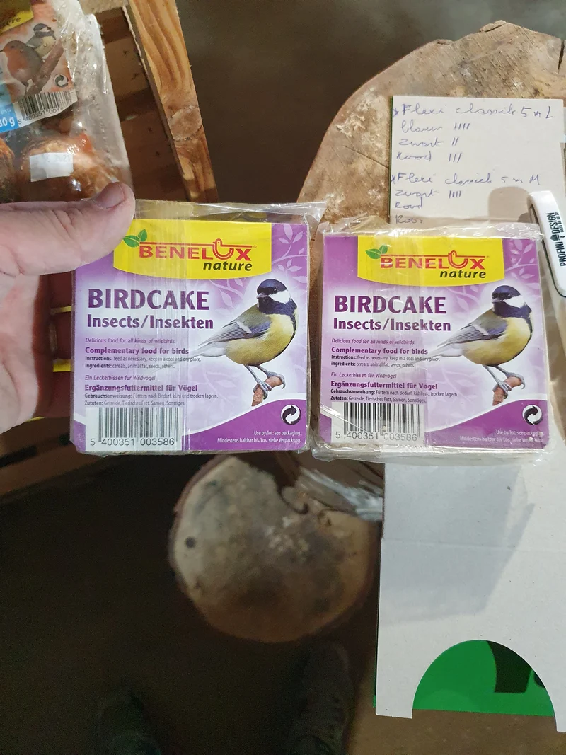Birdcake-Insektenfett blockiert kleine Vögel