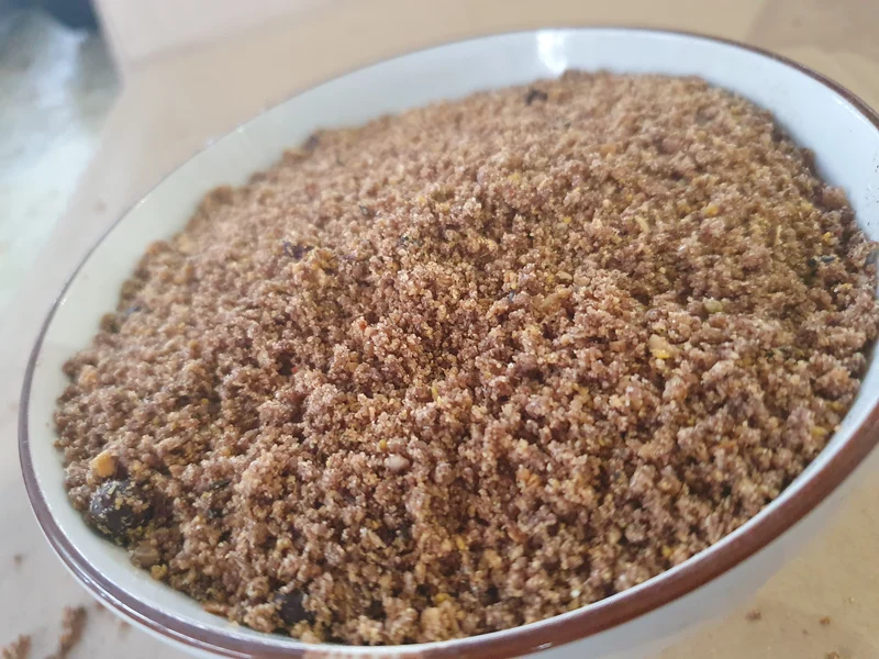 Spinus Universal Patee (Kräuter, Früchte und Beeren) 1kg - Pineta Zootecnisi