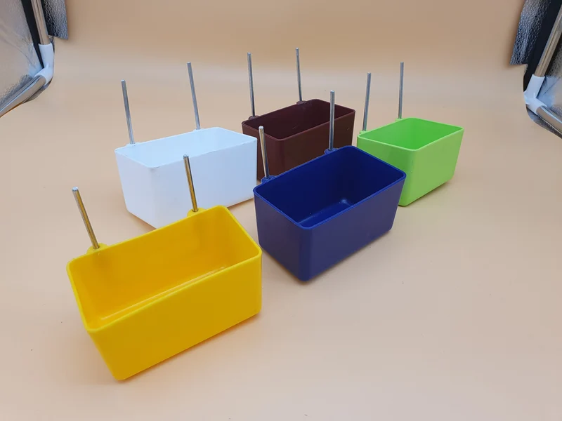Essbecher aus Kunststoff, gemischte Farben